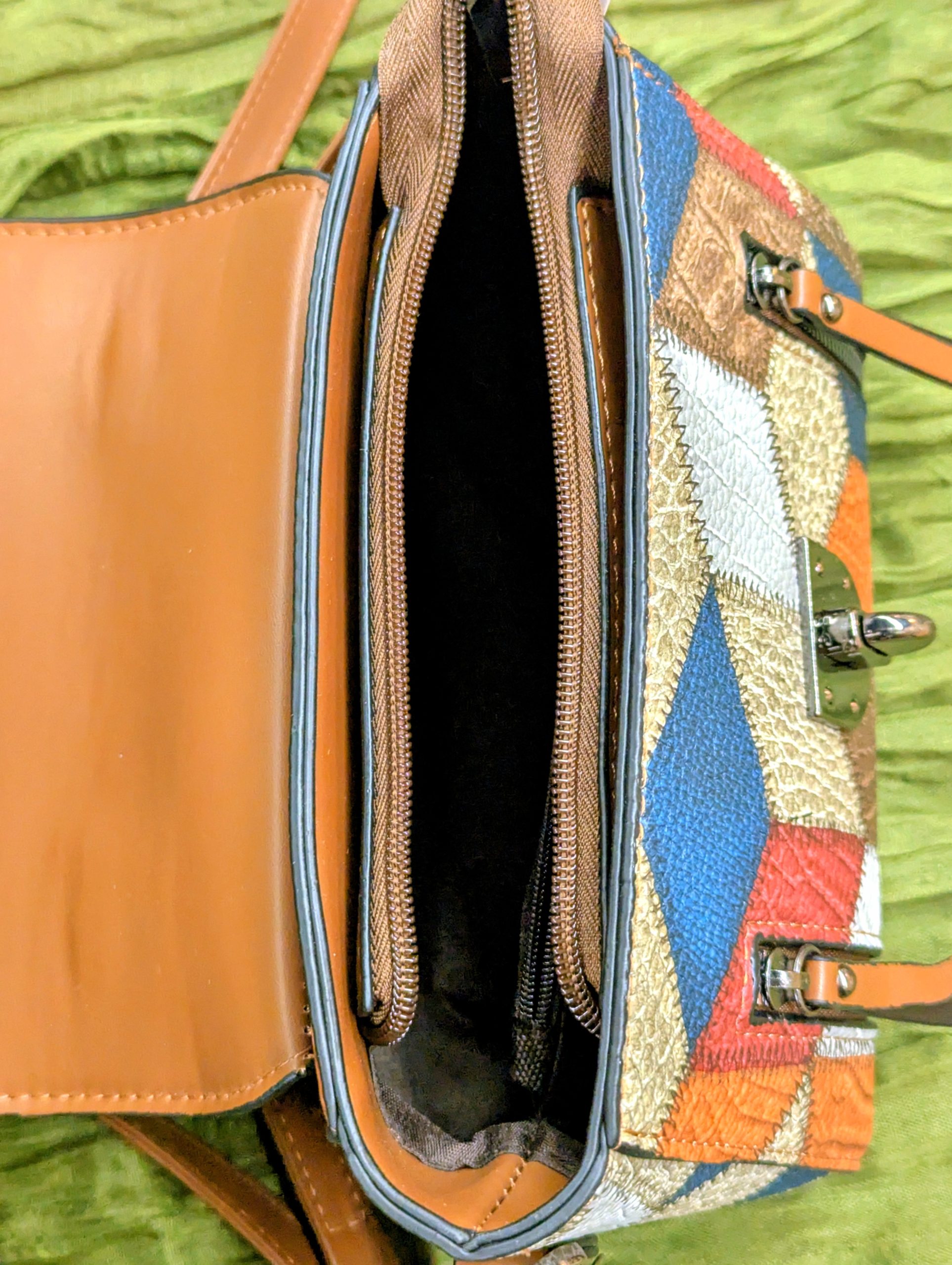 Retro Style Rhombus Pattern Crossbody Bag - Image 3